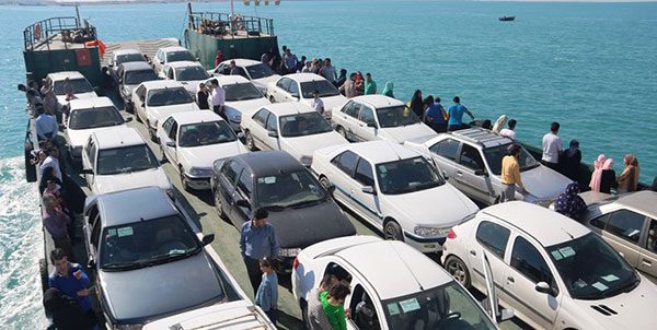 براي رفتن به جزيره قشم شما در ابتدا بايد به بندر عباس برويد و از آنجا براي خود و ماشينتان بليط اتوبوس دريايي به سمت جزيره قشم تهيه كنيد.